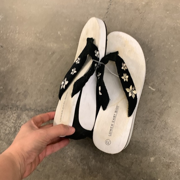 Lower East Side Black and white Floral Wedge thong Sandals - Picture 5 of 6